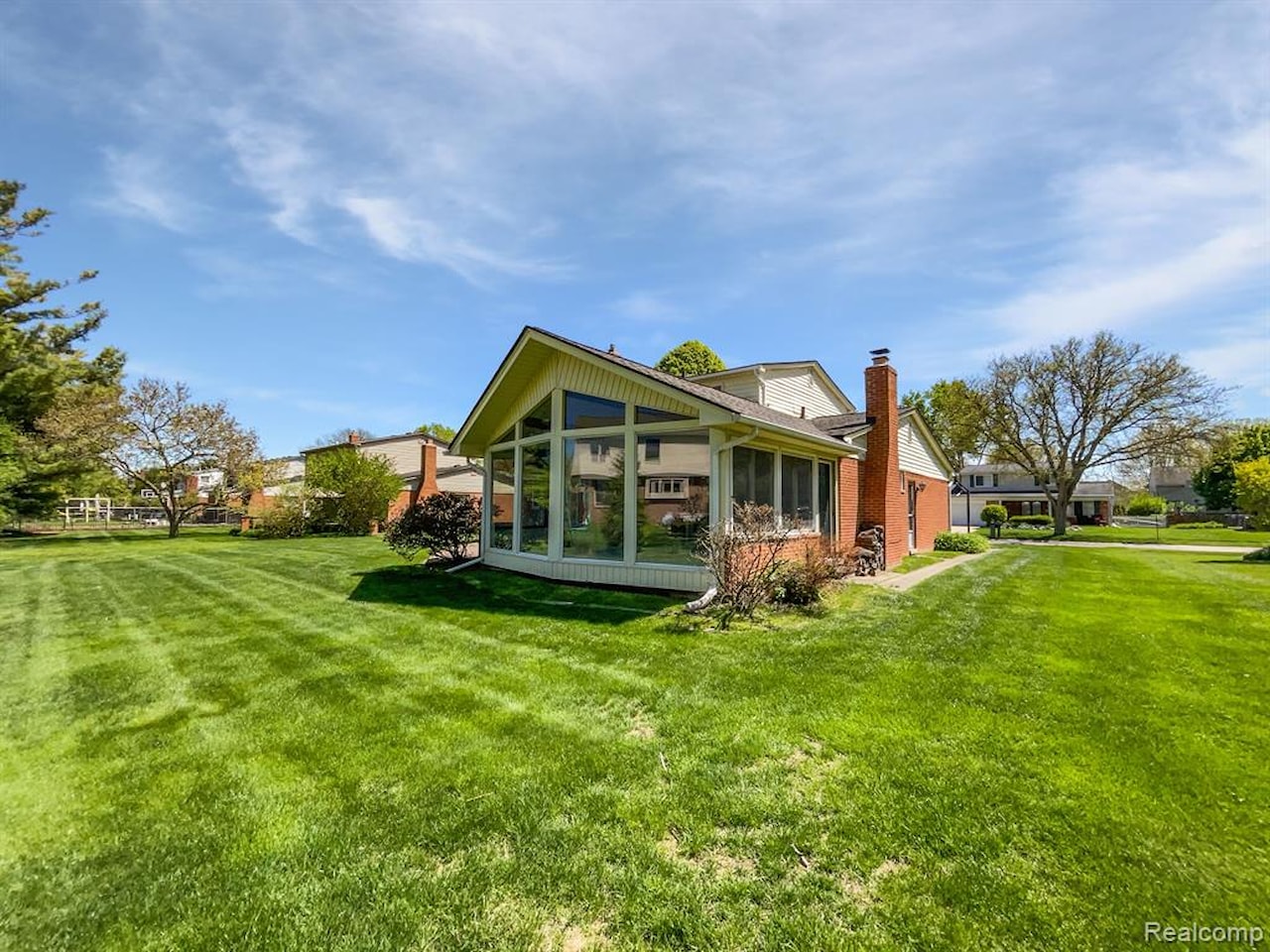 2749 English Dr in Troy, MI Photo 9