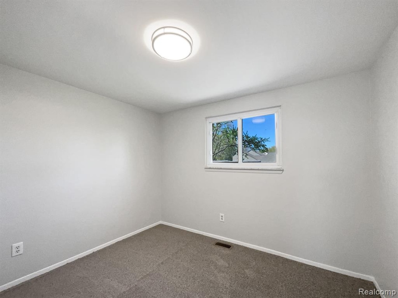 2749 English Dr in Troy, MI Photo 19