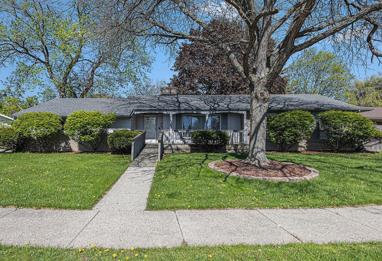 2015 Pamela Place in Lansing, MI