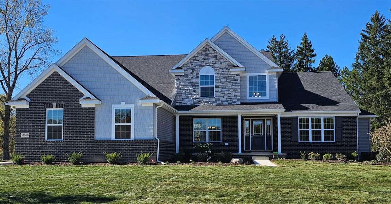 10678 Valley View Dr in York Twp, MI