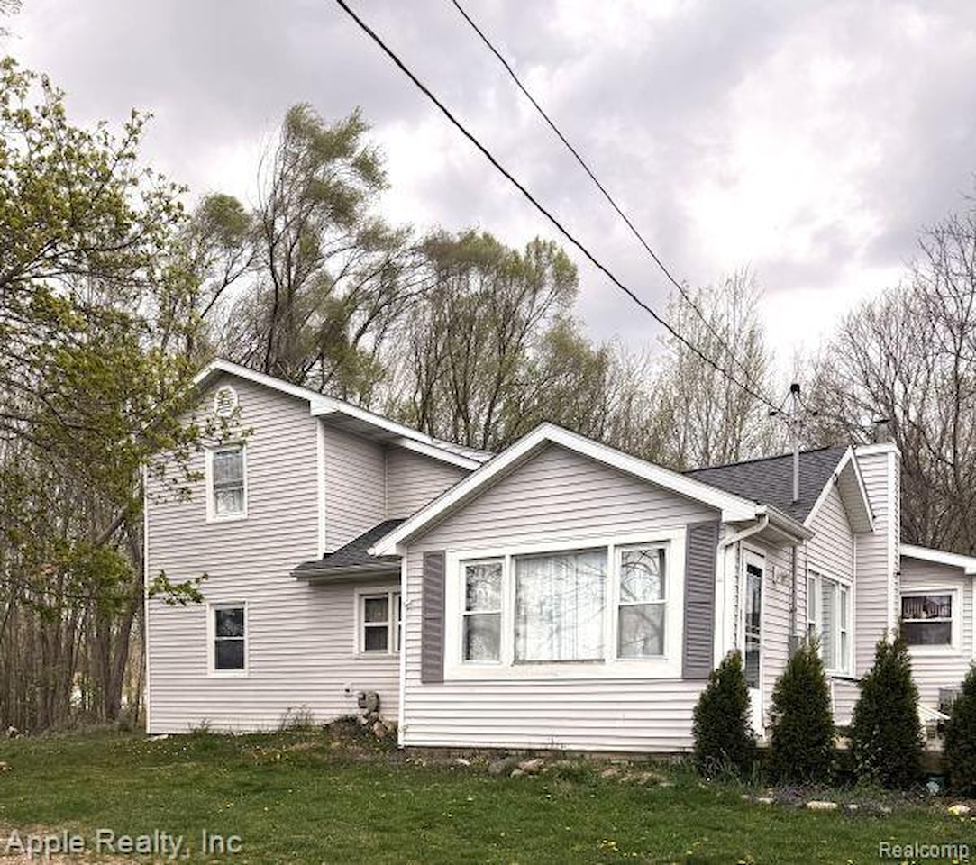 510 Maple St in Leslie, MI