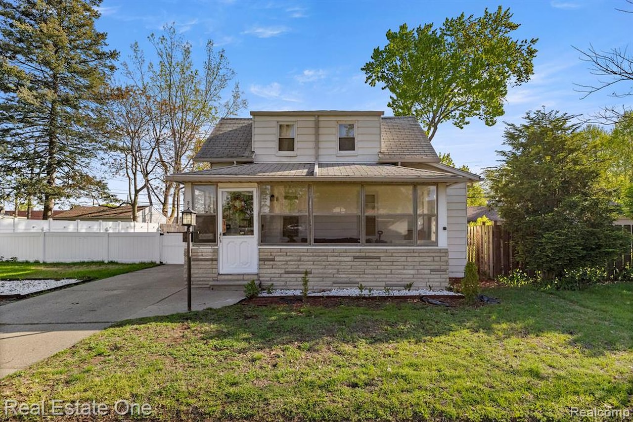 21047 Outer Dr in Dearborn, MI Photo 4