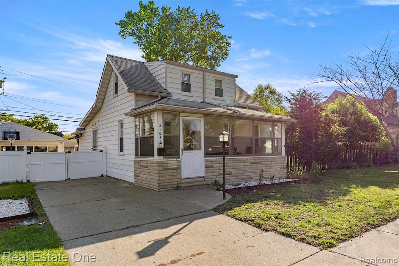 21047 Outer Dr in Dearborn, MI Photo 3