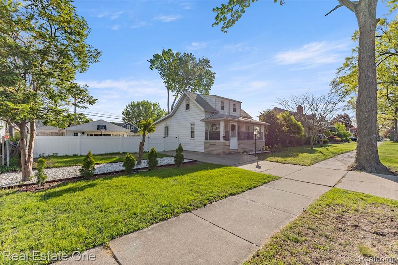 21047 Outer Dr in Dearborn, MI Photo 2