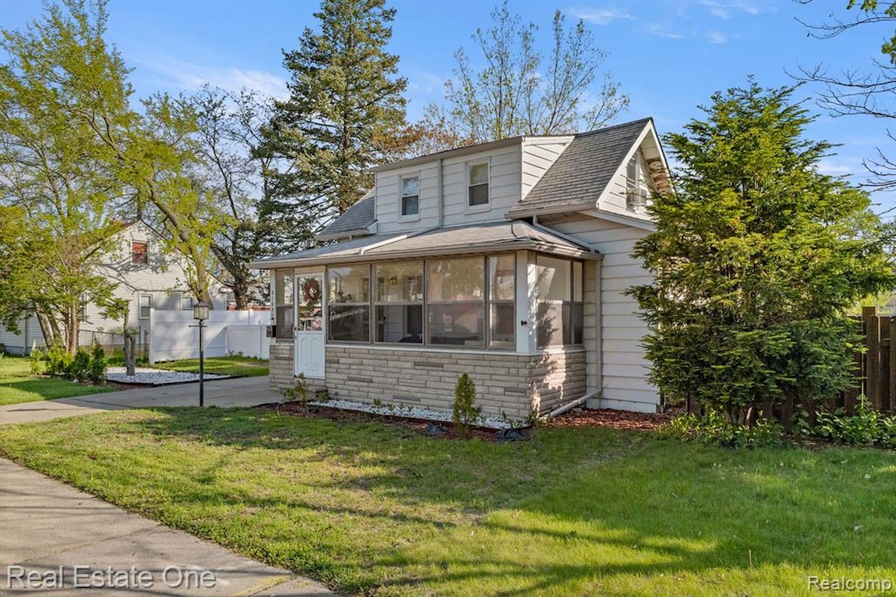 21047 Outer Dr in Dearborn, MI Photo 5