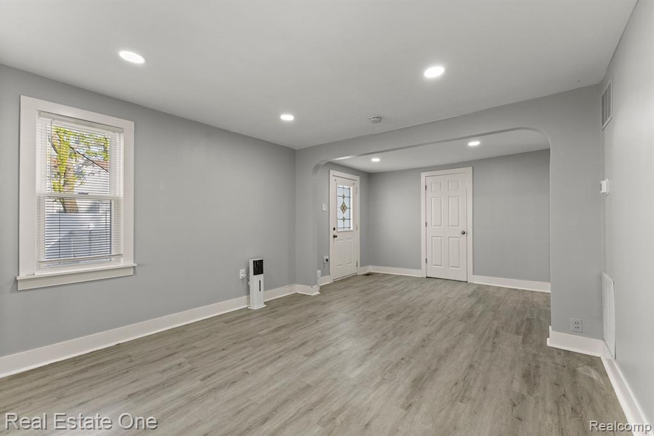 21047 Outer Dr in Dearborn, MI Photo 7