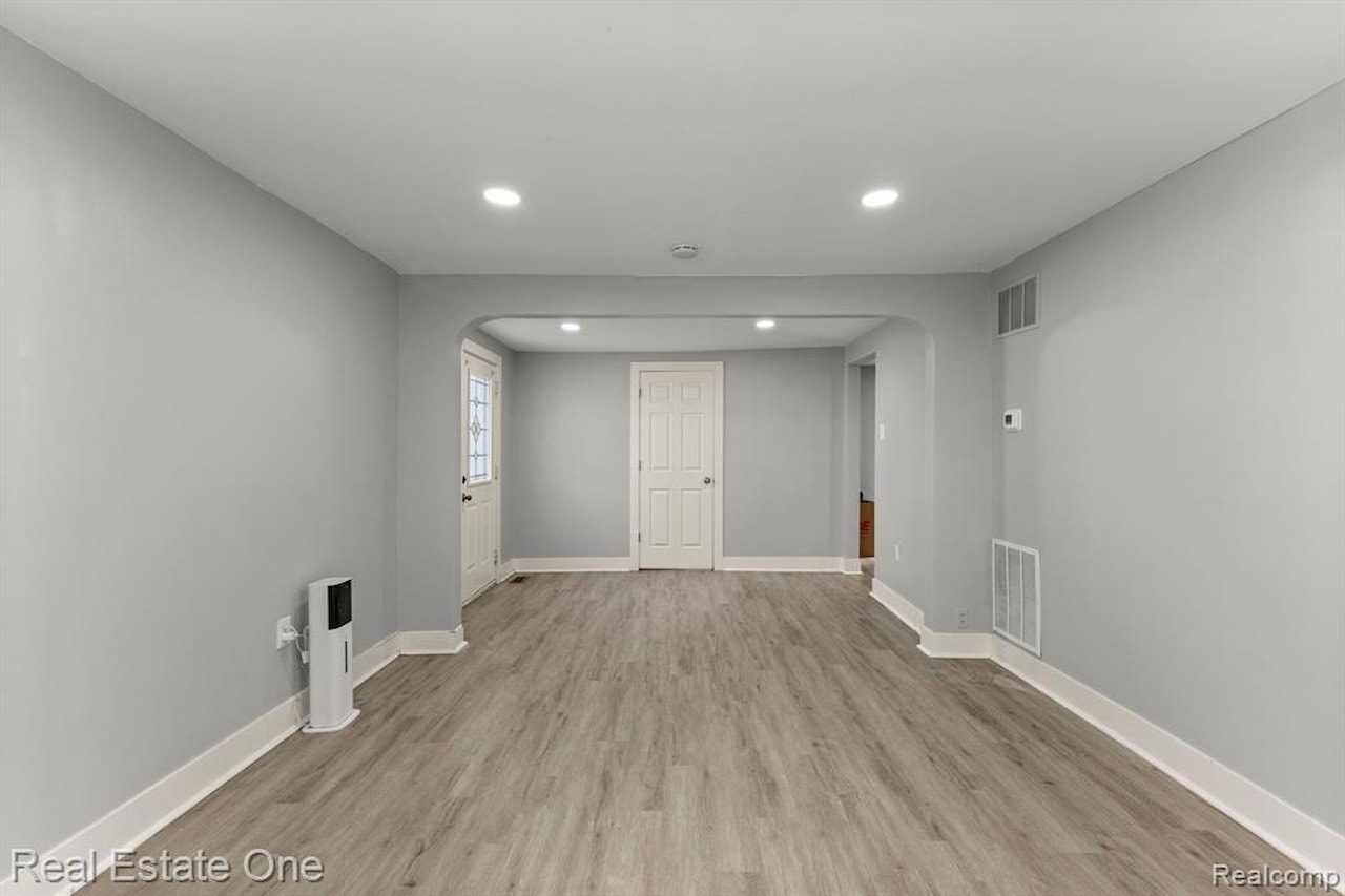 21047 Outer Dr in Dearborn, MI Photo 8