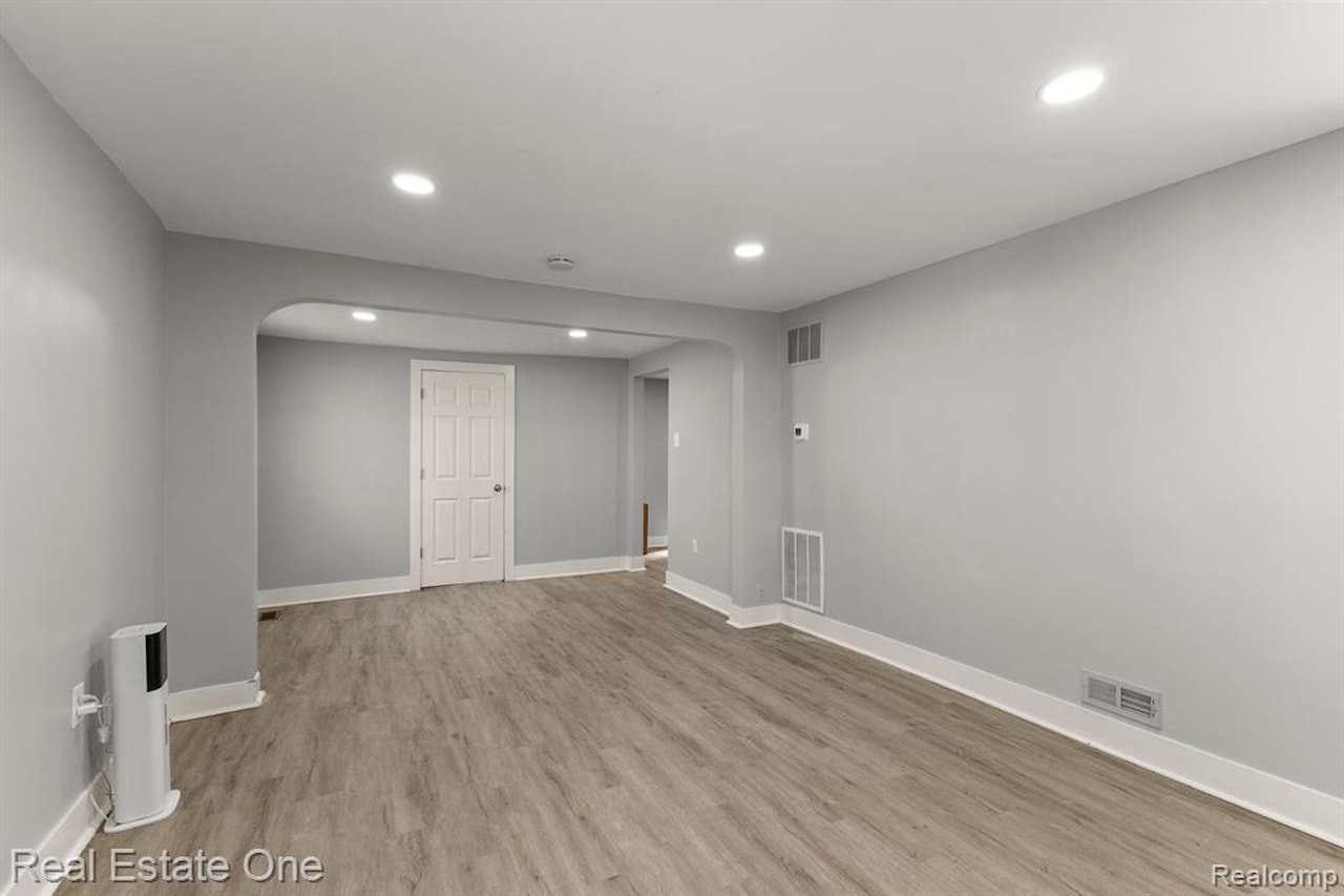 21047 Outer Dr in Dearborn, MI Photo 9