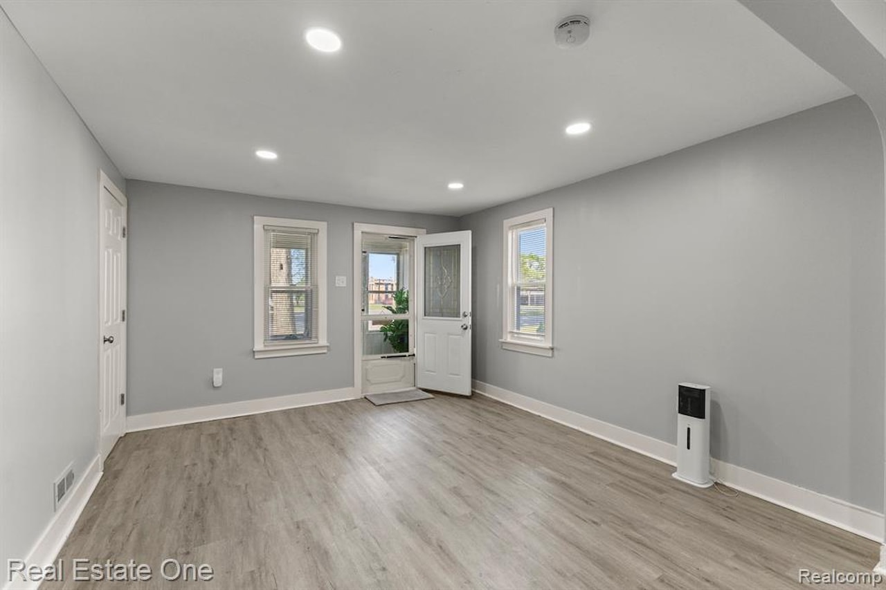 21047 Outer Dr in Dearborn, MI Photo 10