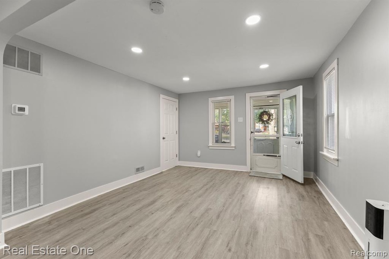 21047 Outer Dr in Dearborn, MI Photo 12