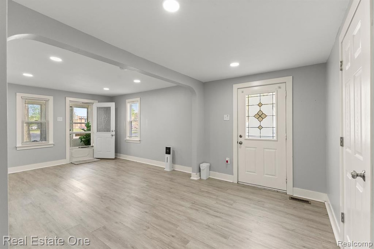 21047 Outer Dr in Dearborn, MI Photo 14