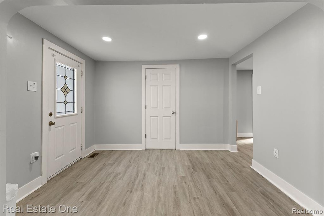 21047 Outer Dr in Dearborn, MI Photo 13