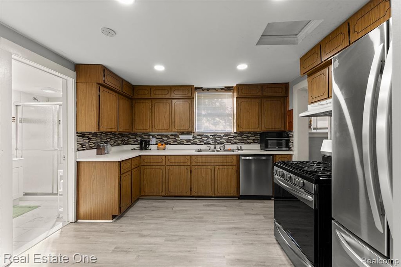 21047 Outer Dr in Dearborn, MI Photo 15