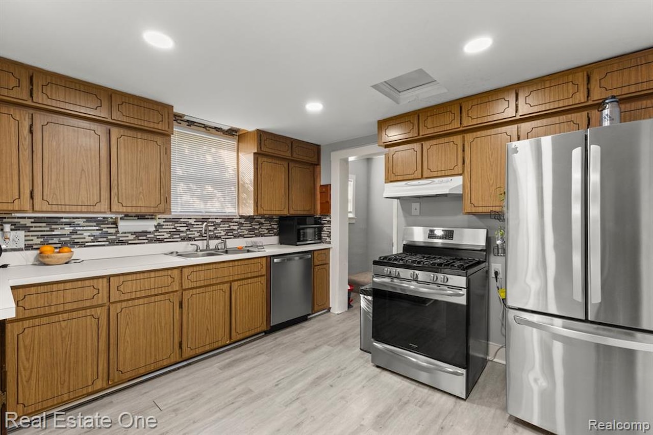 21047 Outer Dr in Dearborn, MI Photo 16