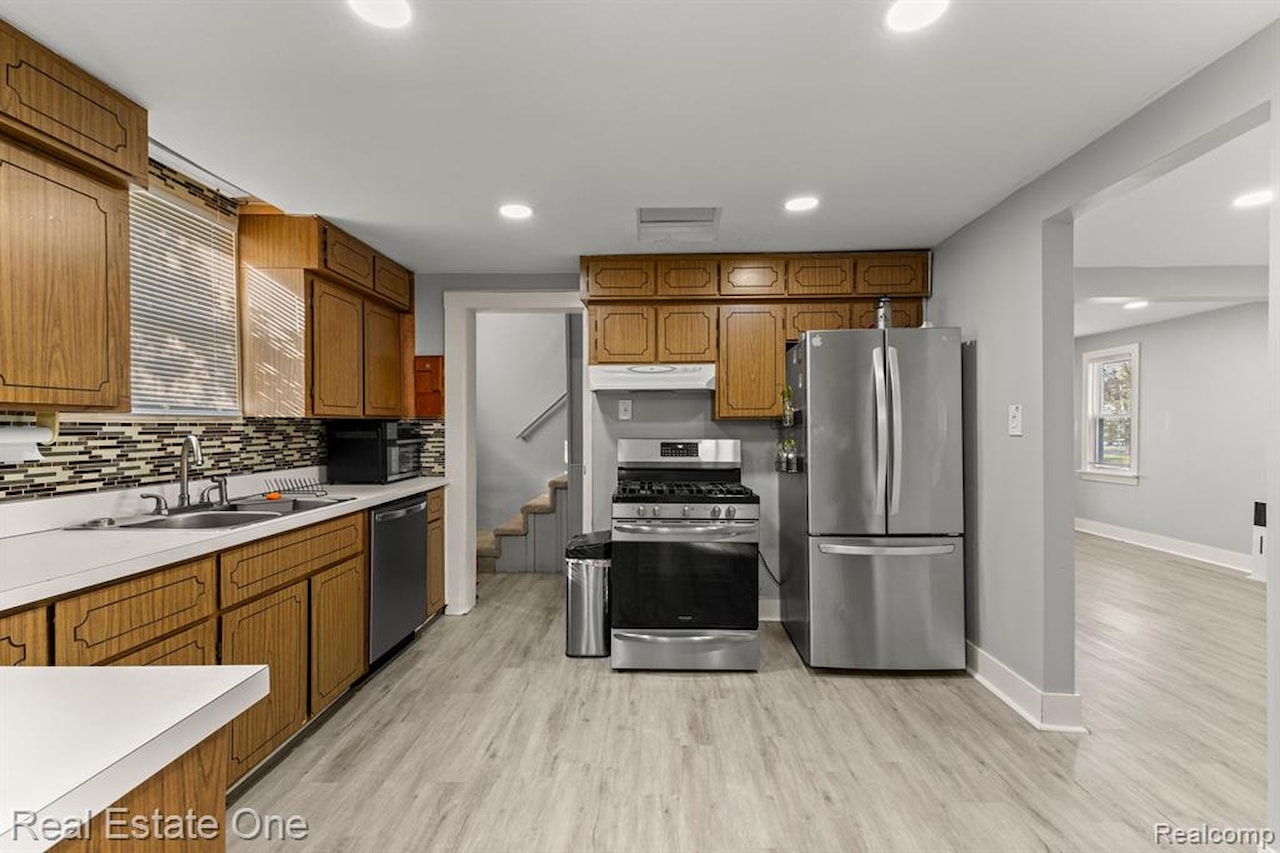 21047 Outer Dr in Dearborn, MI Photo 17
