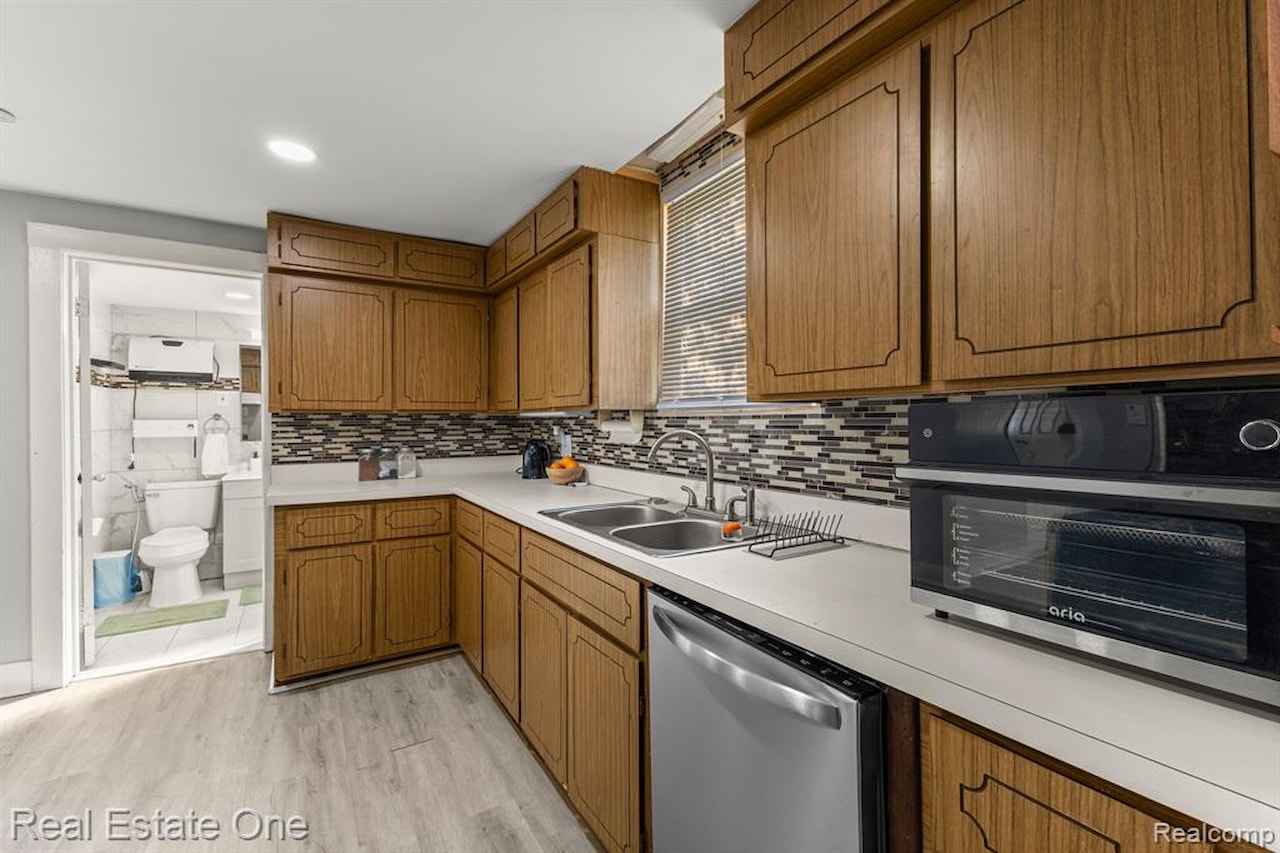 21047 Outer Dr in Dearborn, MI Photo 18