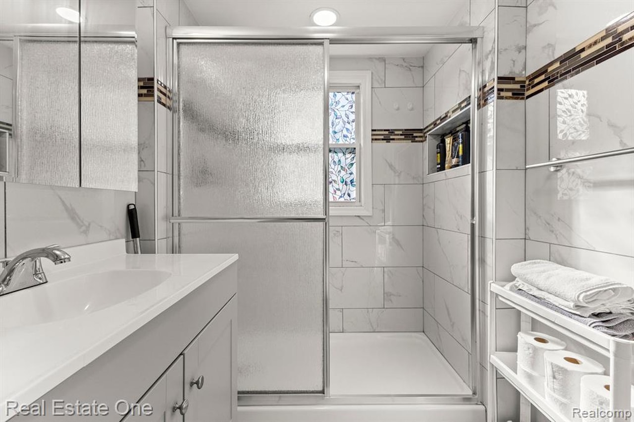 21047 Outer Dr in Dearborn, MI Photo 20