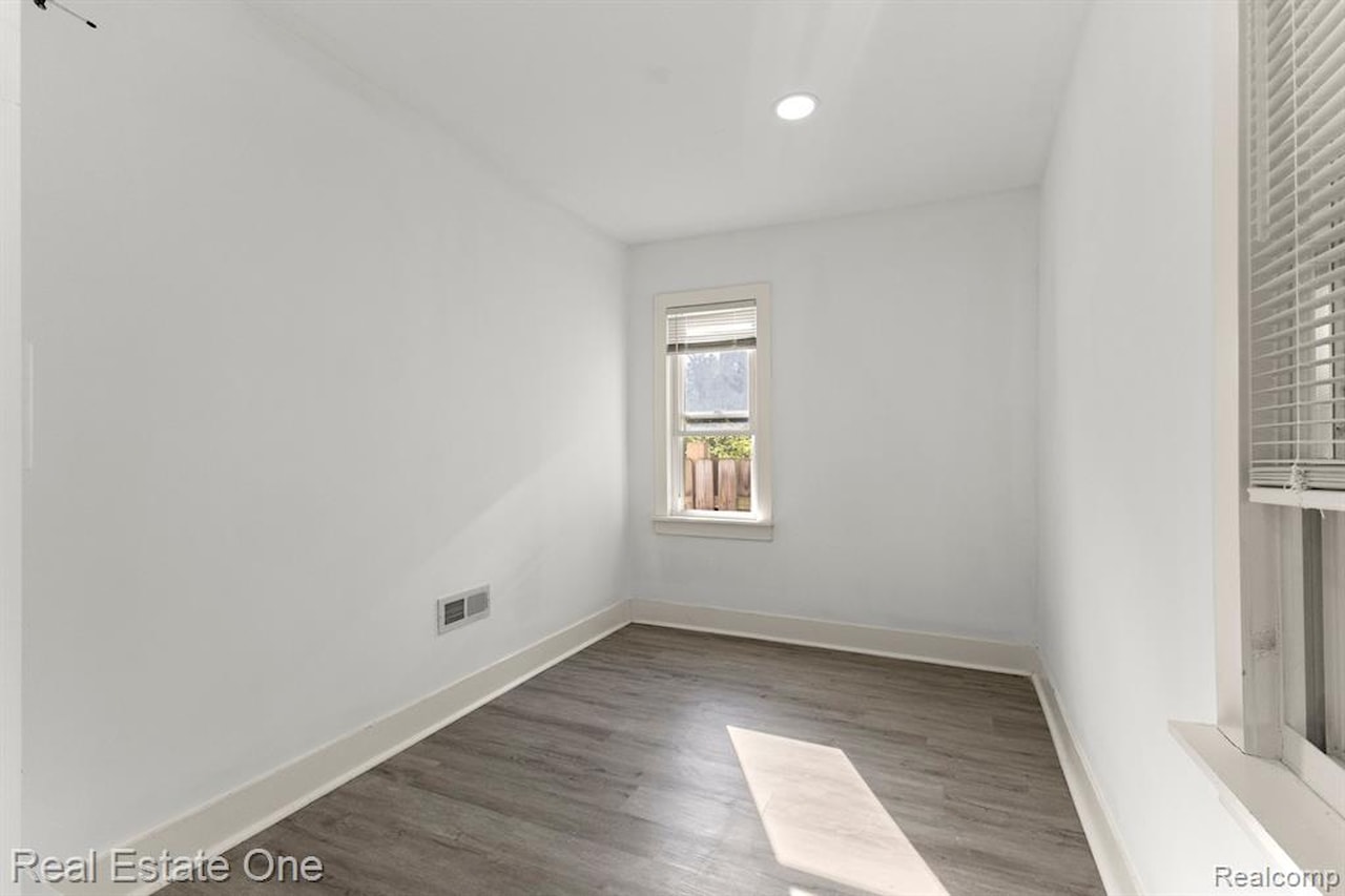 21047 Outer Dr in Dearborn, MI Photo 21
