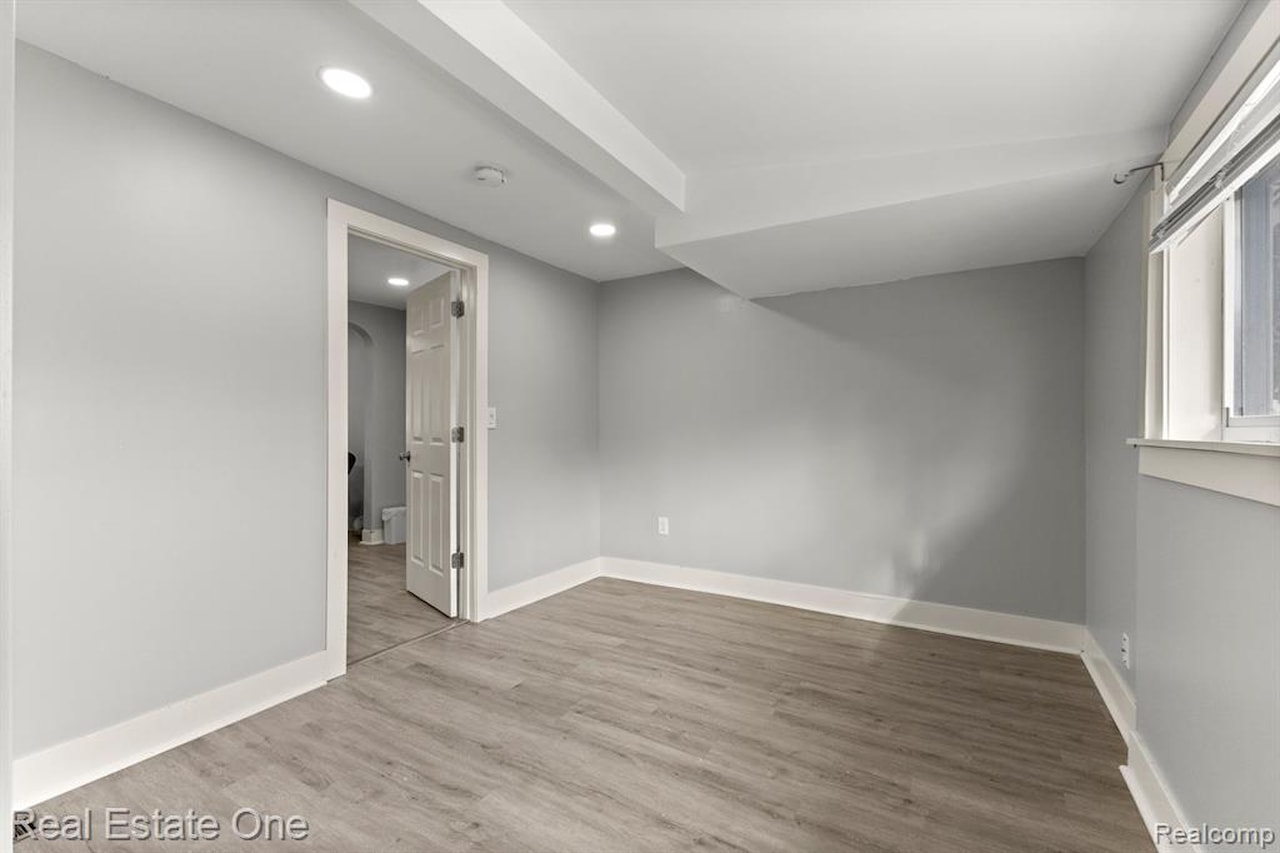 21047 Outer Dr in Dearborn, MI Photo 29
