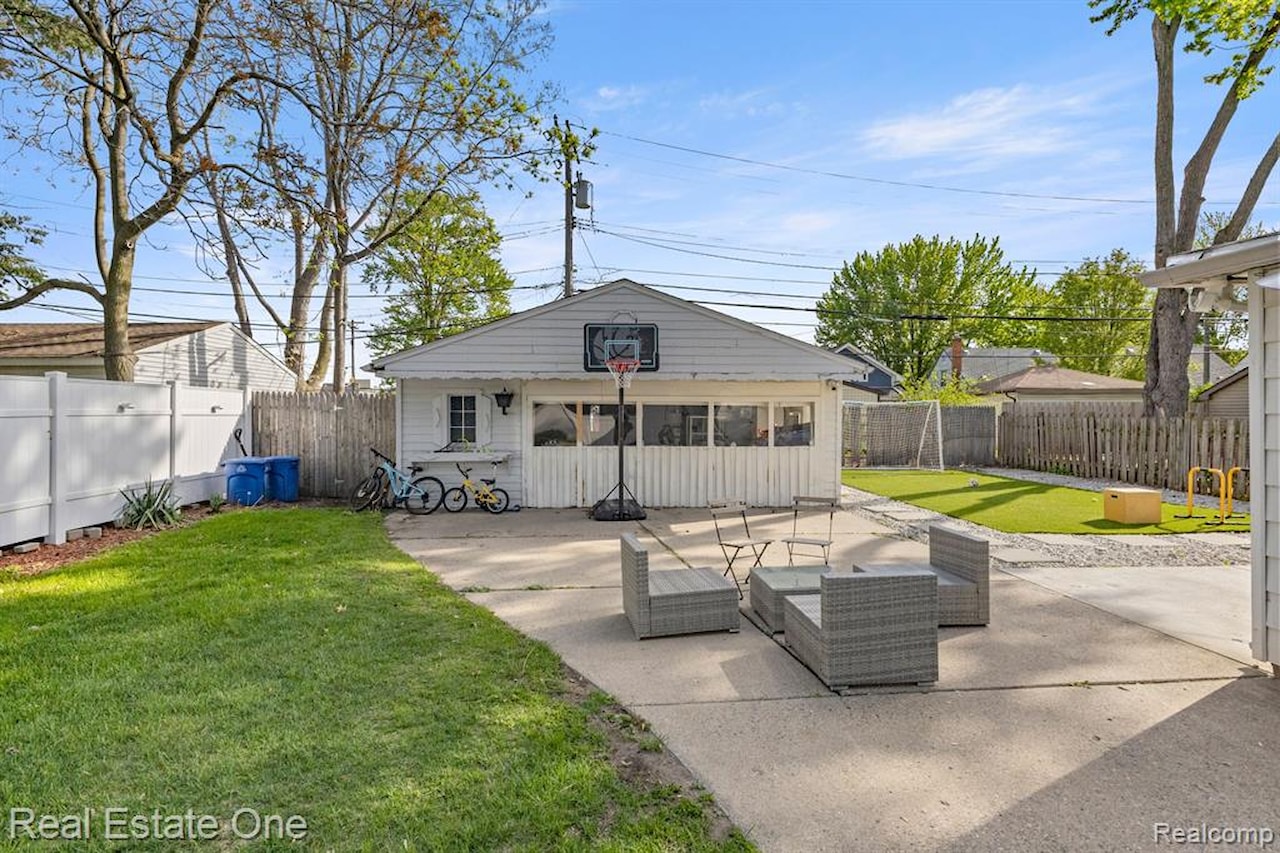 21047 Outer Dr in Dearborn, MI Photo 30