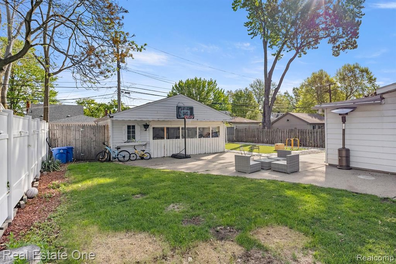 21047 Outer Dr in Dearborn, MI Photo 31