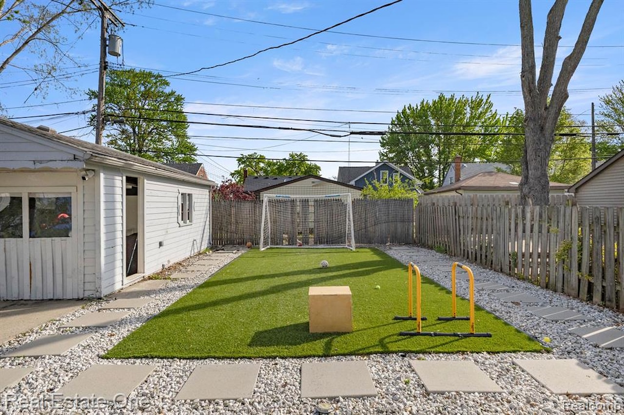 21047 Outer Dr in Dearborn, MI Photo 33