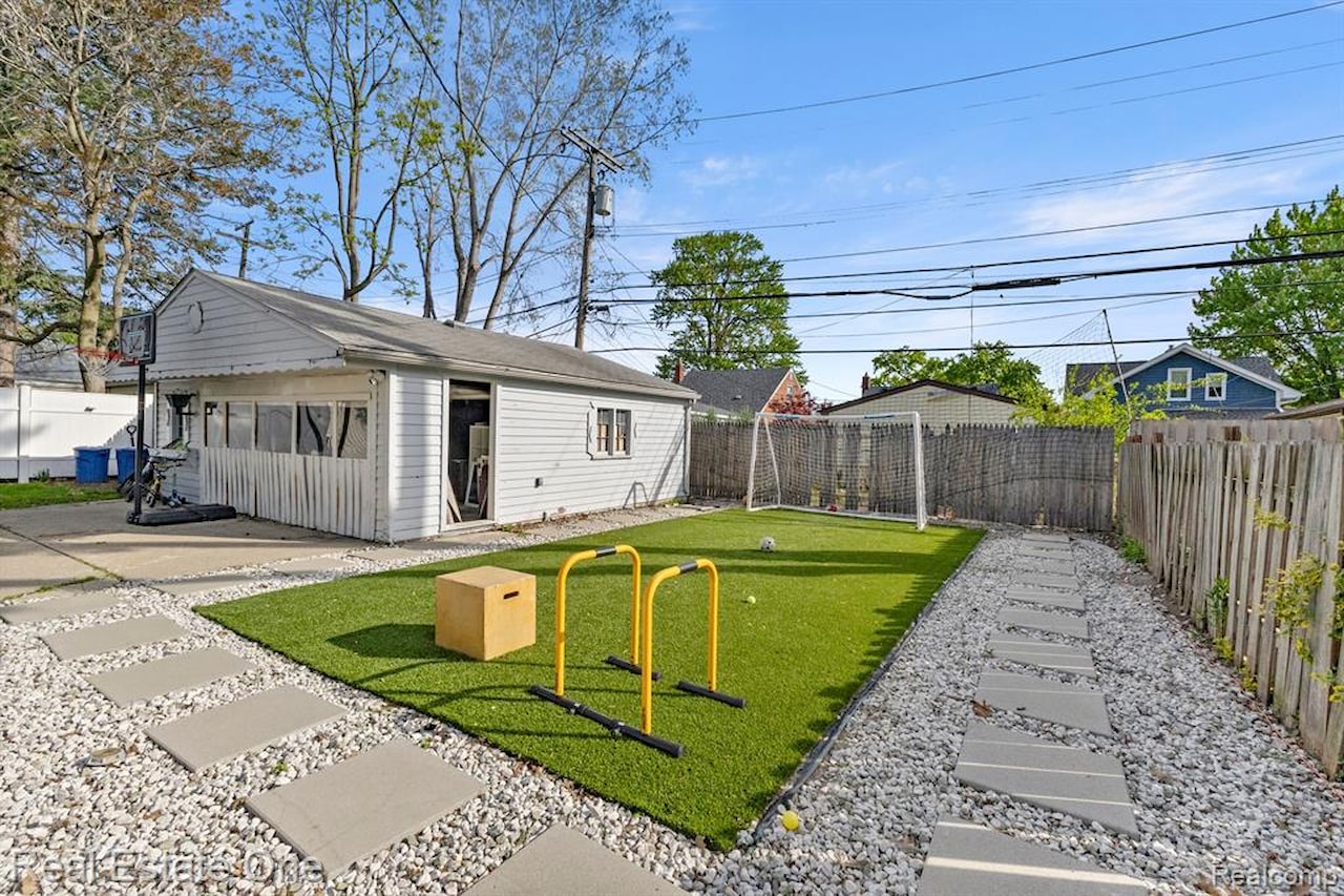 21047 Outer Dr in Dearborn, MI Photo 34