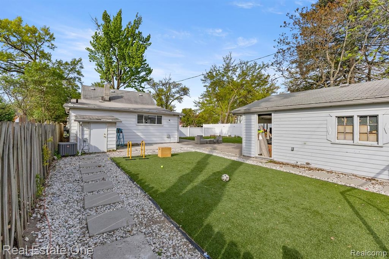 21047 Outer Dr in Dearborn, MI Photo 35