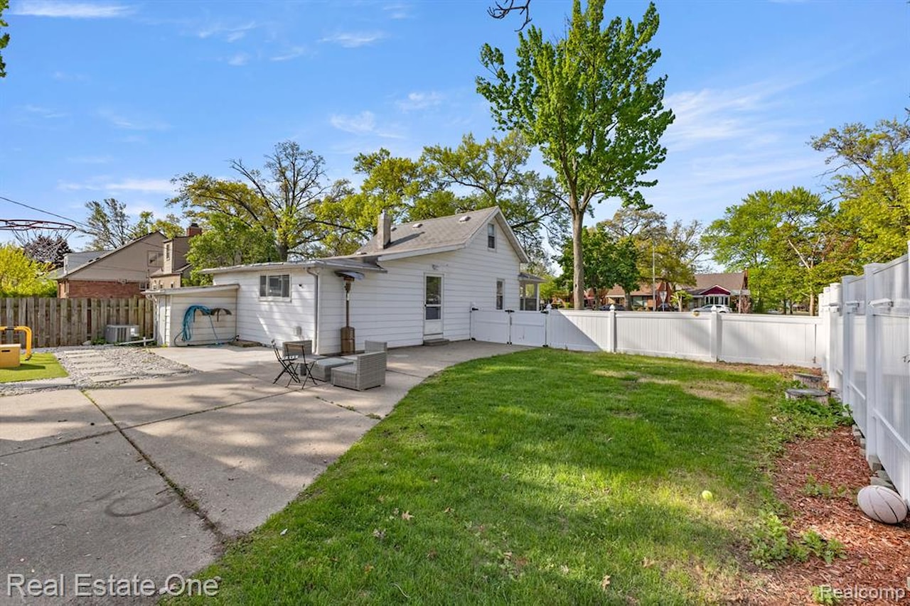 21047 Outer Dr in Dearborn, MI Photo 36