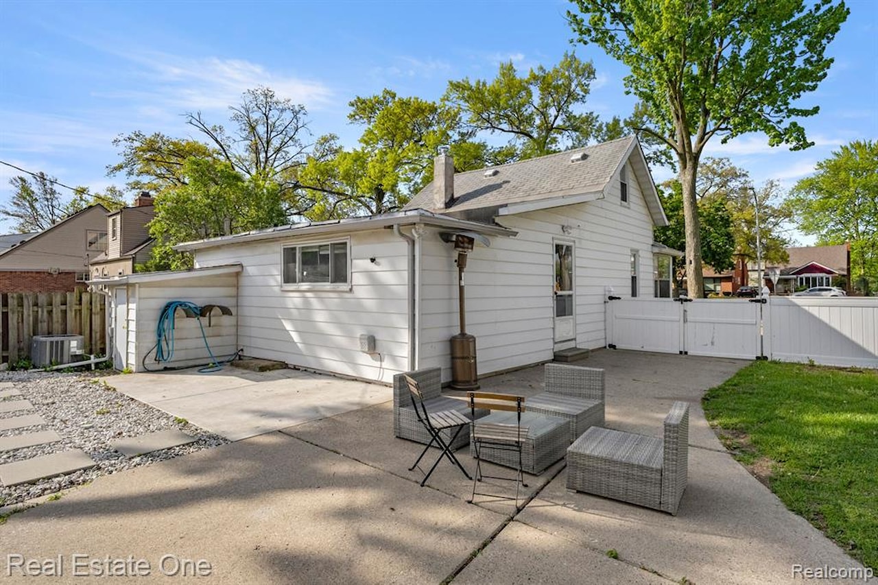 21047 Outer Dr in Dearborn, MI Photo 37