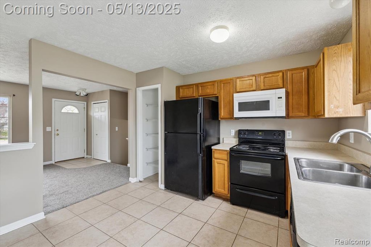 684 Haystack Dr in Linden, MI Photo 10