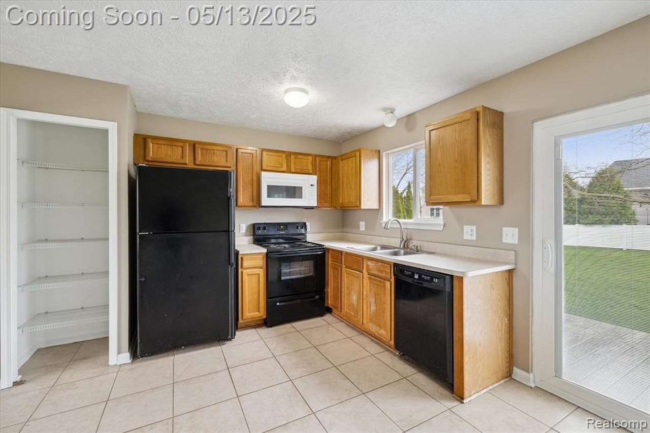 684 Haystack Dr in Linden, MI Photo 9