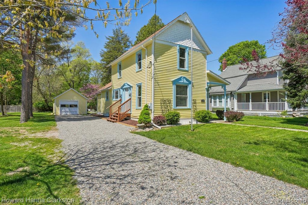 505 N Adelaide St in Fenton, MI