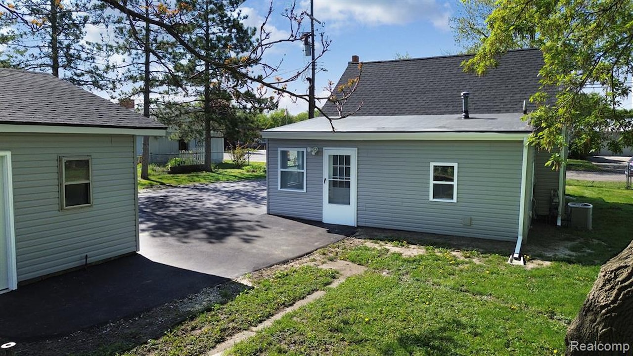 2265 Morris Ave in Burton, MI Photo 16