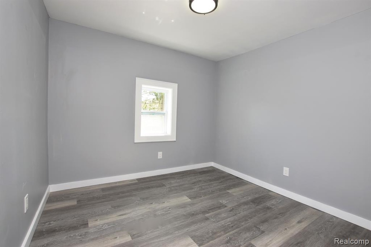 2265 Morris Ave in Burton, MI Photo 6