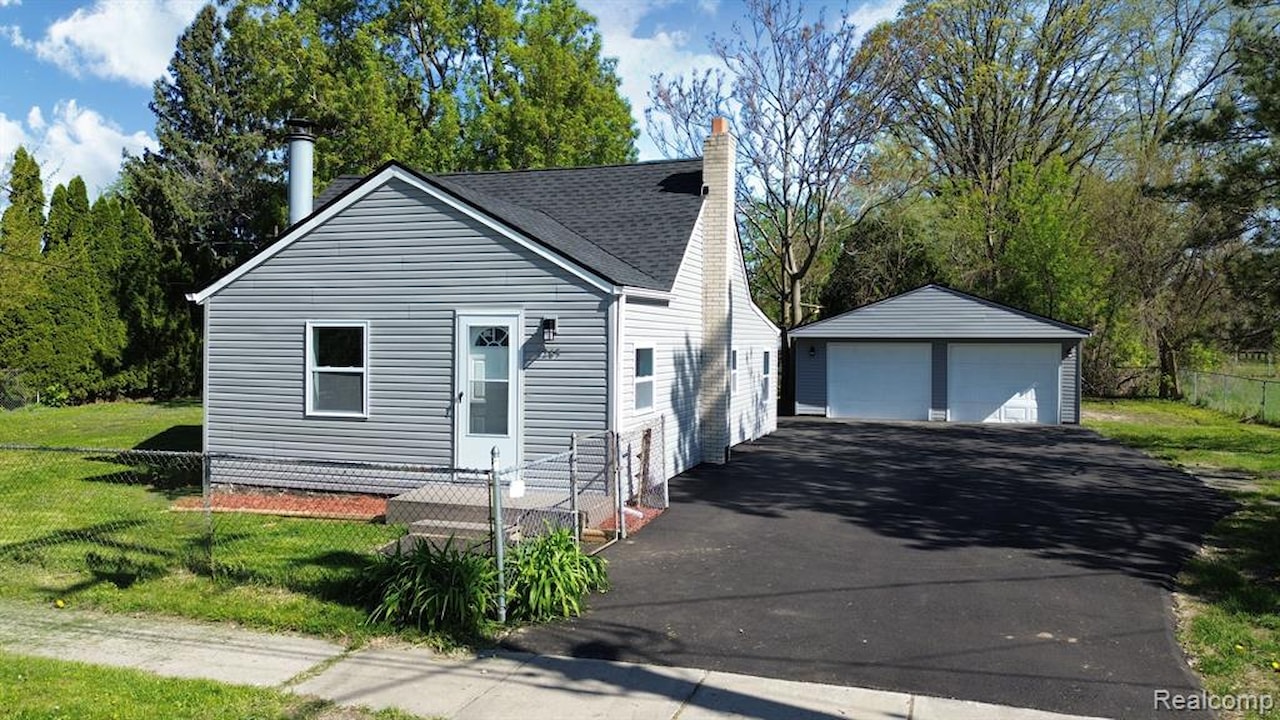 2265 Morris Ave in Burton, MI