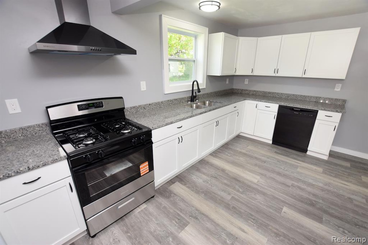 2265 Morris Ave in Burton, MI Photo 4