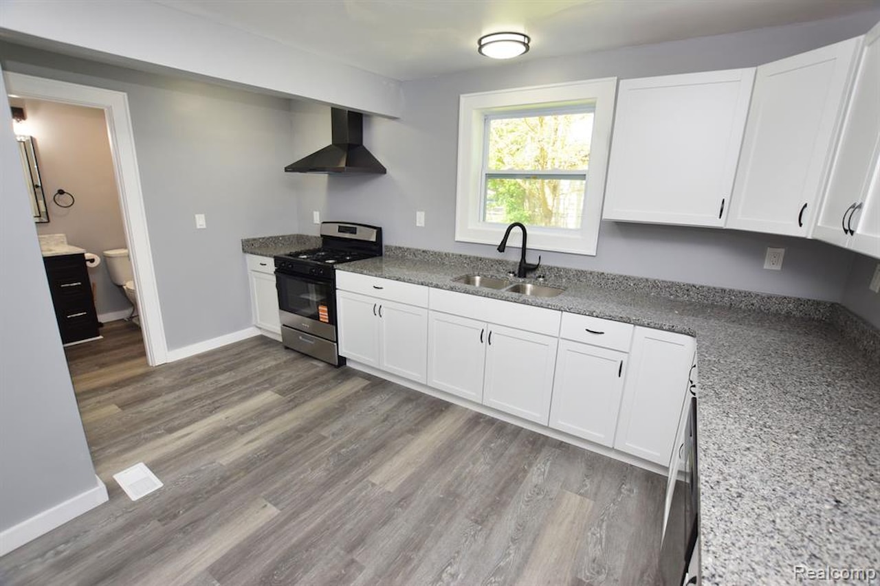 2265 Morris Ave in Burton, MI Photo 5
