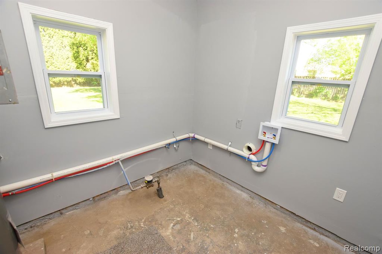2265 Morris Ave in Burton, MI Photo 9