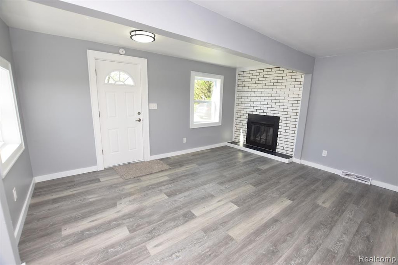 2265 Morris Ave in Burton, MI Photo 2