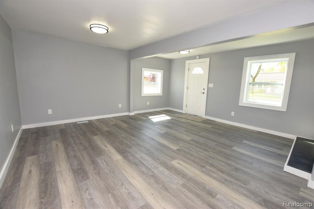 2265 Morris Ave in Burton, MI Photo 3