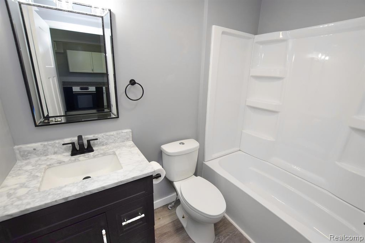 2265 Morris Ave in Burton, MI Photo 10