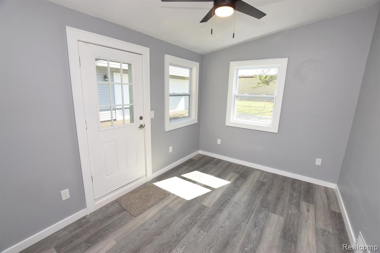 2265 Morris Ave in Burton, MI Photo 12