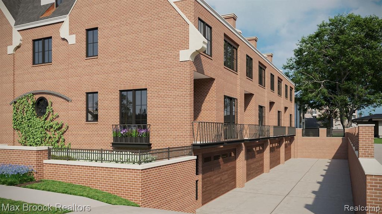 245 Townsend St #Unit 4 in Birmingham, MI Photo 4