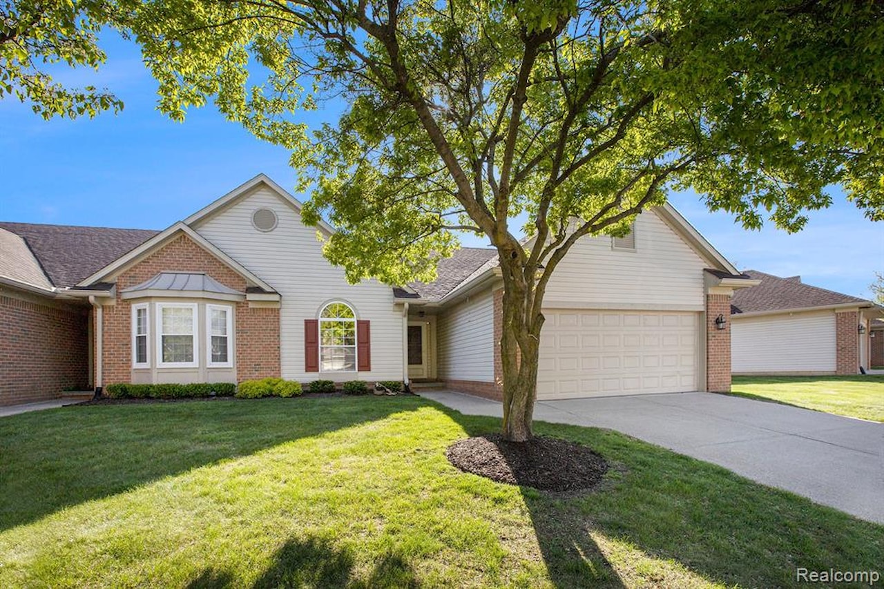 413 Mulberry Dr in Commerce Twp, MI