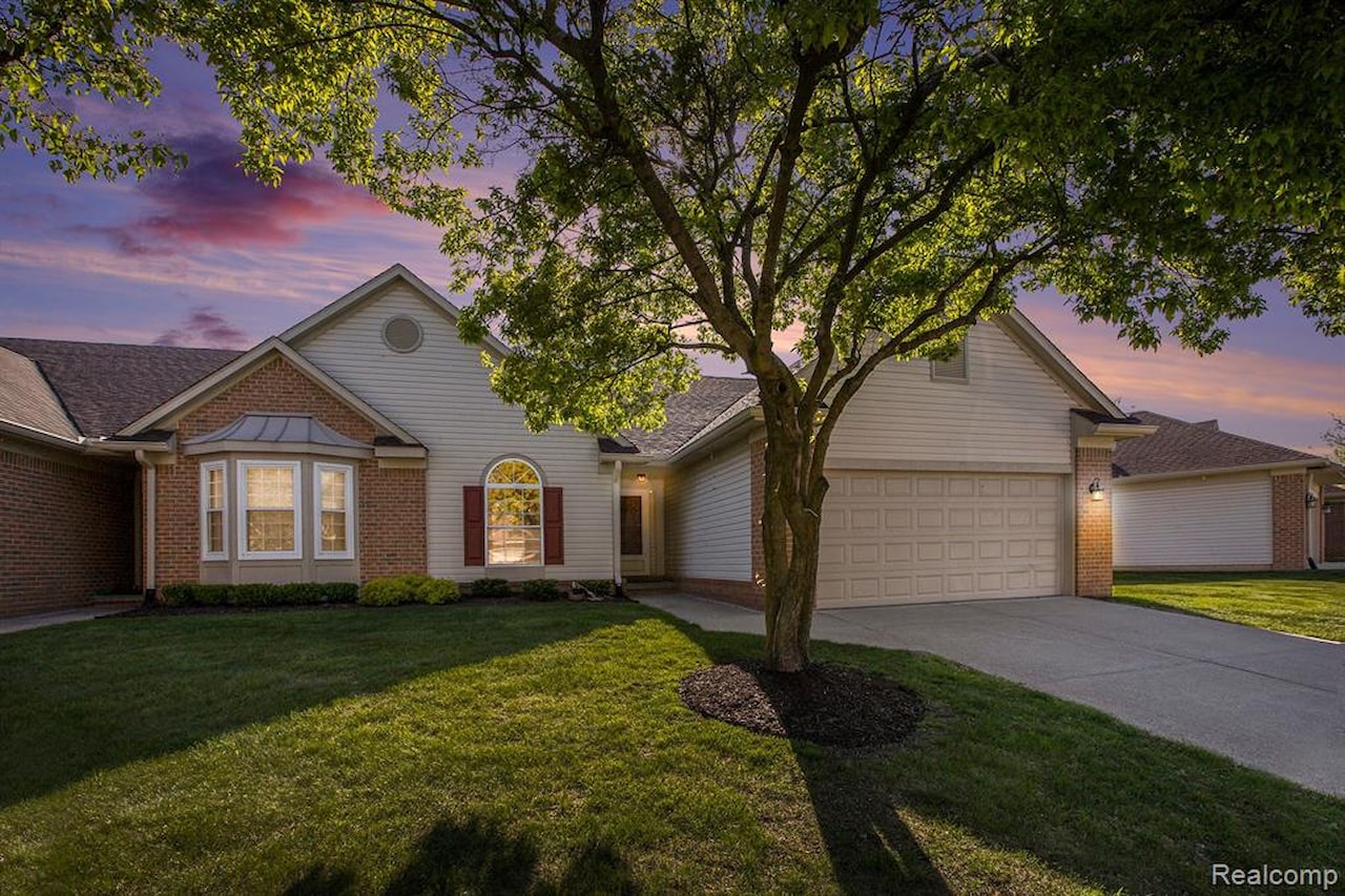 413 Mulberry Dr in Commerce Twp, MI Photo 2