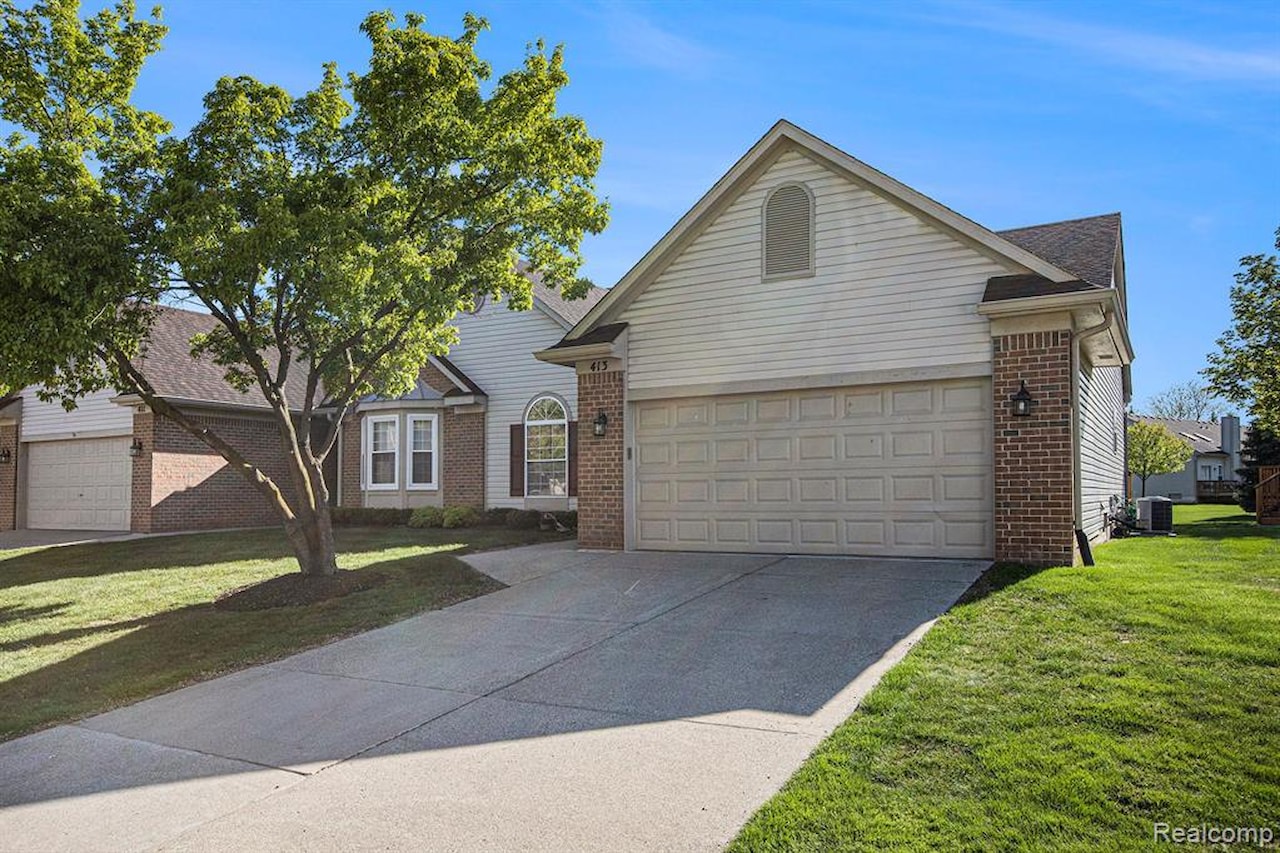 413 Mulberry Dr in Commerce Twp, MI Photo 3