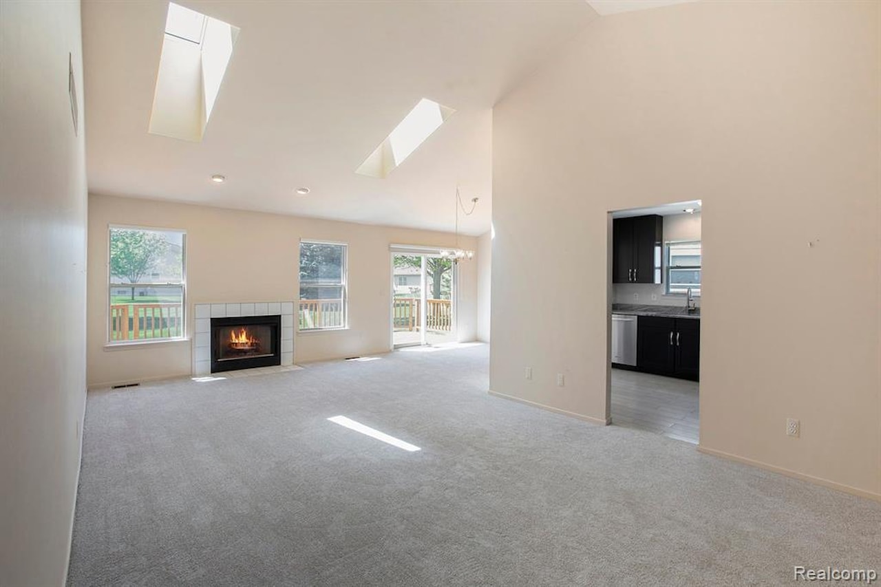 413 Mulberry Dr in Commerce Twp, MI Photo 4
