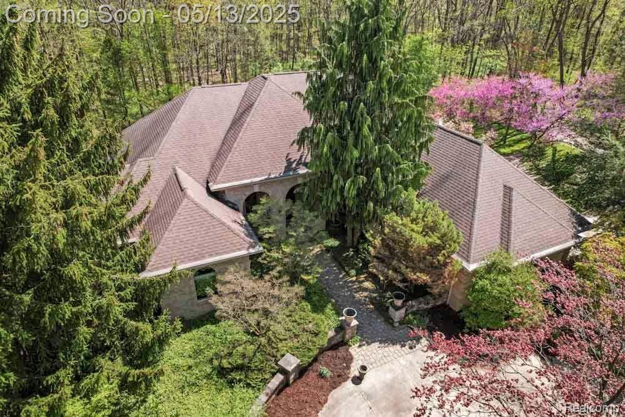 1293 Huntcliff in Milford Twp, MI Photo 4