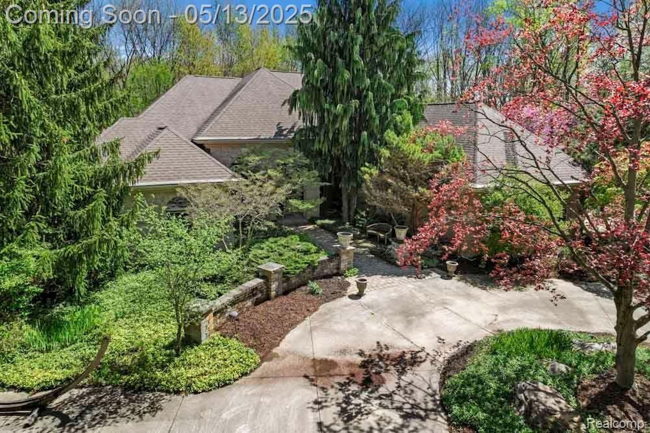 1293 Huntcliff in Milford Twp, MI Photo 3